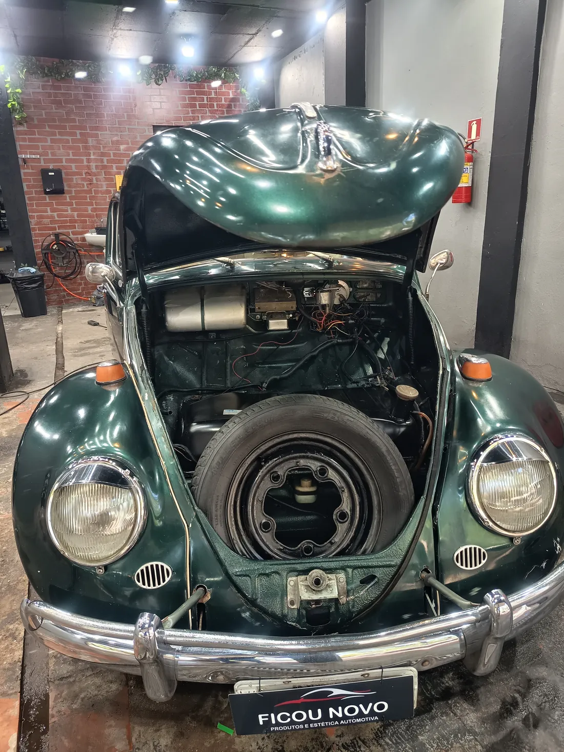 Fusca verde fotografado no estúdio