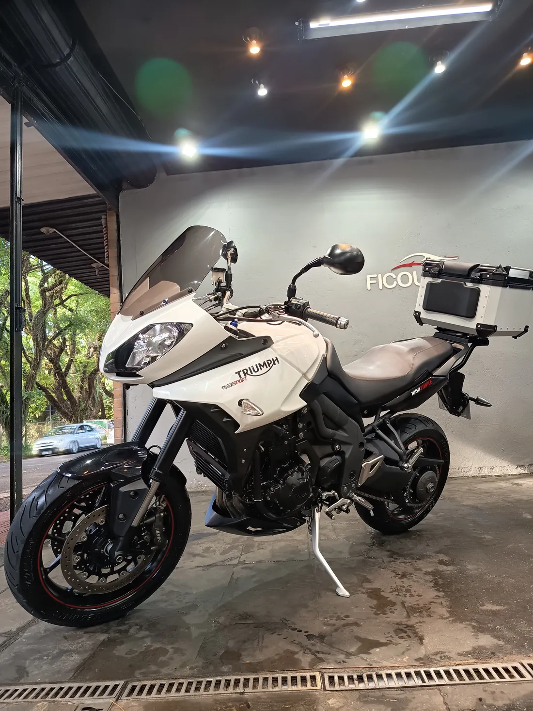 Moto branca fotografada na Ficou Novo
