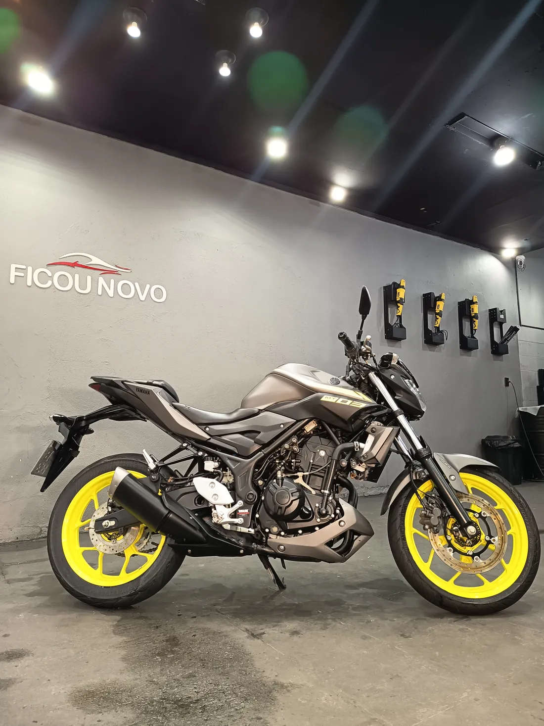 Moto preta no estúdio da Ficou Novo